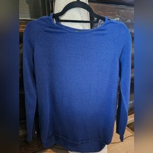 New York & Company tunic style long-sleeve sweater. Cutouts in shoulders. Size S